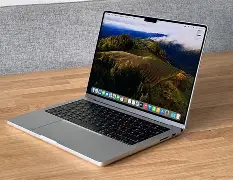 Hình ảnh cầm điện thoại laptop 3